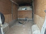 une photo d'une camionnette en cours de rénovation