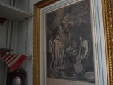 une image d'un tableau accroché au mur d'une pièce