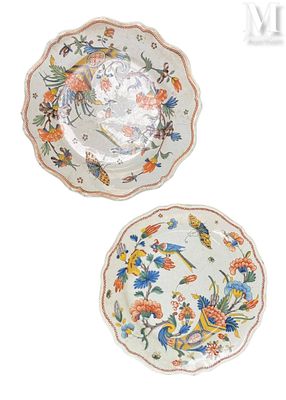 deux assiettes aux motifs différents posées sur une table