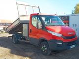 un camion rouge garé sur la terre battue