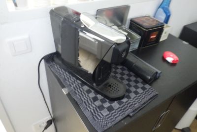 une cafetière posée sur le plan de travail de la cuisine