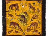 une image représentant une écharpe jaune et noire ornée d'un tigre et d'autres animaux