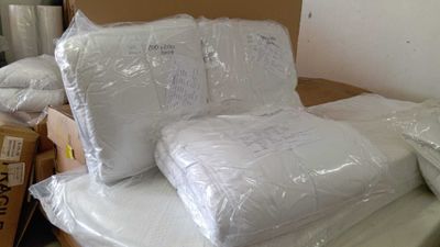 beaucoup d'oreillers sur un lit dans une chambre