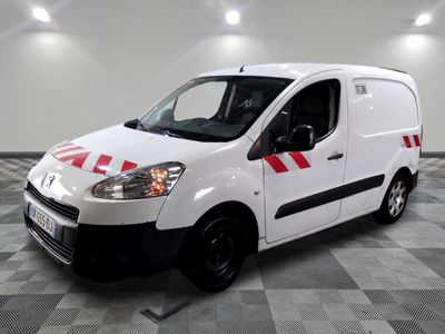 la camionnette blanche est garée sur le sol en damier d'une pièce
