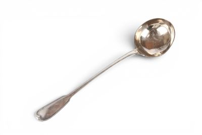 une cuillère en argent avec un manche de cuillère sur une surface blanche