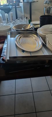 de nombreuses assiettes et casseroles posées sur une table dans un restaurant