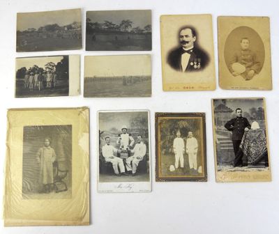 une vieille photo montrant un groupe d'hommes et de femmes posant pour une photo