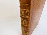 un vieux livre posé sur une table