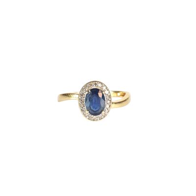 une bague en or avec un saphir bleu et des diamants
