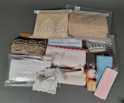 de nombreux objets qui se trouvent dans le sac posé sur la table