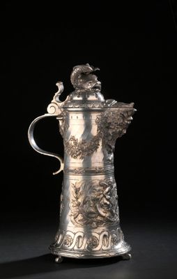 une cafetière ancienne en argent surmontée d'un oiseau
