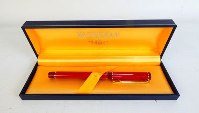 une image représentant un stylo-plume rouge dans une boîte jaune