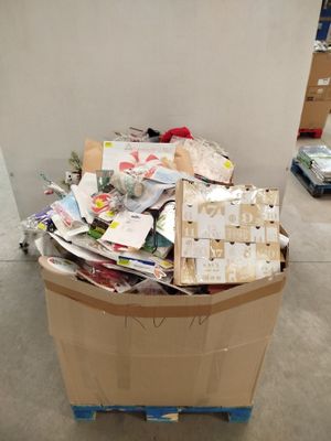 une boîte en carton remplie de courrier, posée sur une palette