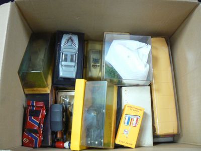 une boîte en carton remplie de jouets assortis et d'autres objets