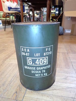 ***MILITARIA ? Bidon de graisse graphitee.