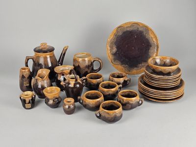 plusieurs pièces de poterie posées sur une table