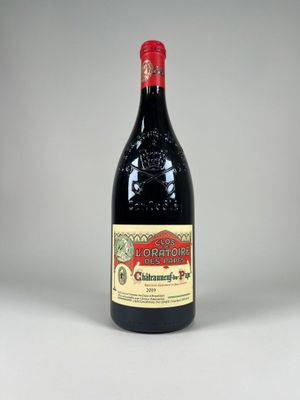 une bouteille de vin rouge posée sur une table blanche