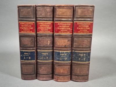 trois vieux livres posés l'un sur l'autre sur une table
