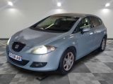 la photo d'une voiture bleue garée dans un garage