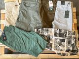 une caisse en bois remplie de vêtements pour hommes de toutes sortes