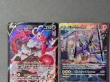 deux cartes Pokémon posées l'une à côté de l'autre sur une table