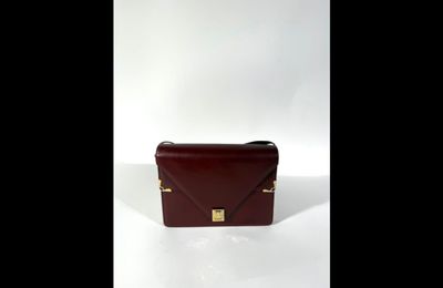 MUST DE CARTIER Sac bandoulière en cuir bordeaux. 24 x 18 cm…