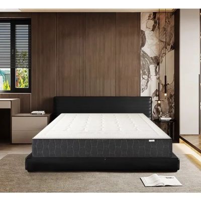Le matelas de la chambre est en cuir noir.