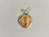 gros plan d'une pièce d'or portant un visage de femme