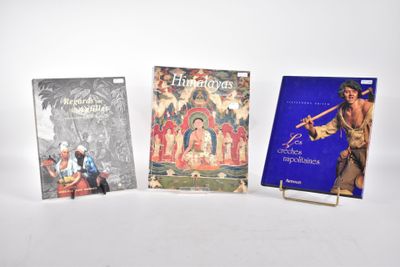 Trois livres sont alignés sur une surface blanche ; l'un est un livre et l'autre est un livre.