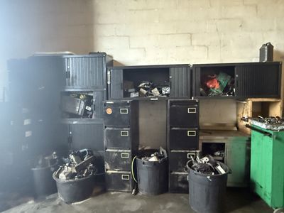 une pièce où se trouvent plusieurs poubelles et d'autres objets