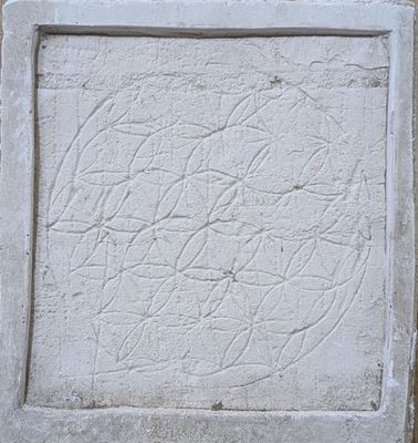 photo d'un bloc de ciment blanc orné d'un motif carré