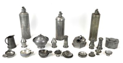 de nombreux objets métalliques de toutes sortes sur une surface blanche