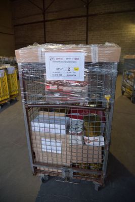 un chariot contenant de nombreux cartons dans un entrepôt