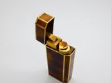 un briquet posé sur une surface blanche