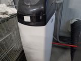 une photo d'un filtre à eau dans un garage