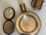 un plateau en argent orné d'une horloge et d'une coupe en argent