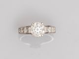 une bague à une seule pierre en diamant