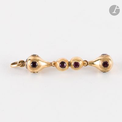 une paire de boucles d'oreilles en or serties de grenats et de grenats