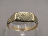 une image représentant une bague en or ornée d'un motif