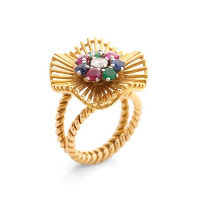 une image d'une bague en or ornée de pierres multicolores