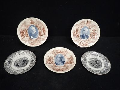 quatre assiettes avec l'image d'un homme et d'une femme