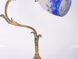 une image représentant une lampe avec un abat-jour en verre bleu