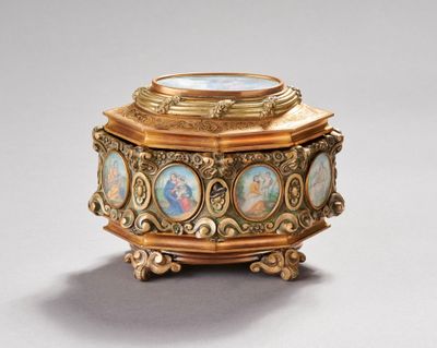 une boîte dorée sur laquelle figure l'image d'une femme
