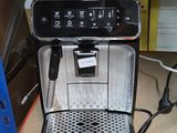 une machine à café posée sur une étagère dans un magasin