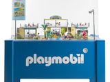 une vitrine Playmobil sur laquelle est posé un Playmobil