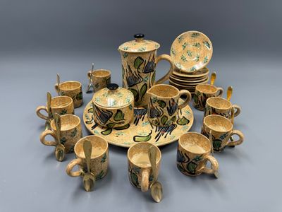 les nombreuses tasses et soucoupes qui se trouvent sur la table