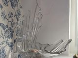 un saladier en verre posé sur une table près d'une fenêtre