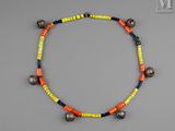 un collier composé de perles orange, jaunes et bleues, orné de clochettes