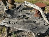 un banc fabriqué à partir d'un morceau de bois et d'une borne d'incendie