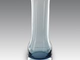 un vase en verre posé sur une table
